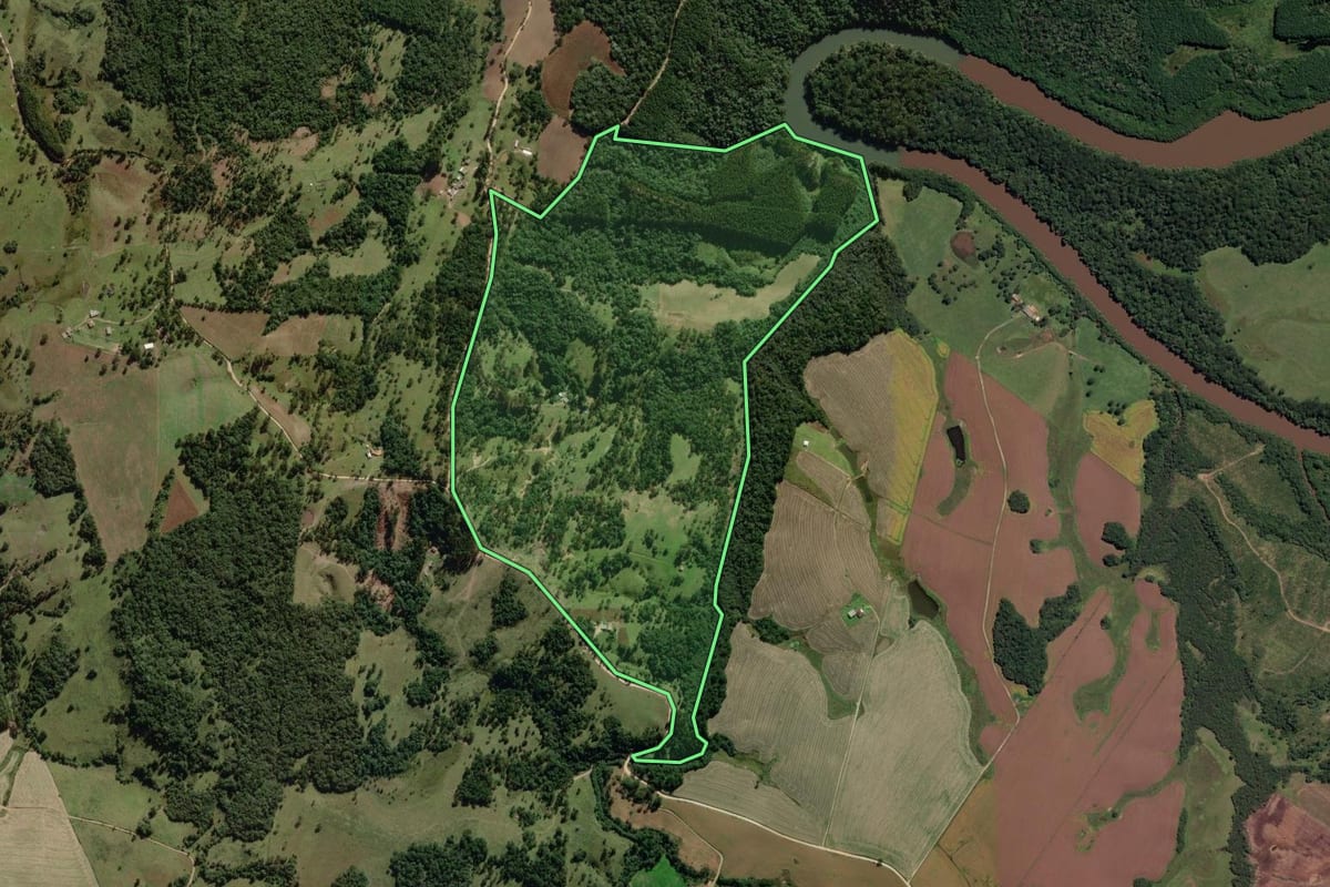 Imagem de satélite do imóvel rural em Correia Pinto (SC), com o contorno declarado no CAR desenhado por cima.