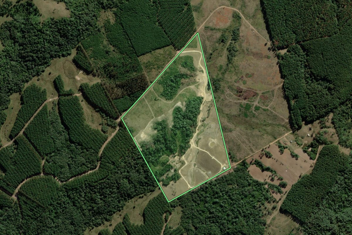 Imagem de satélite do imóvel rural em Correia Pinto (SC), com o contorno declarado no CAR desenhado por cima.