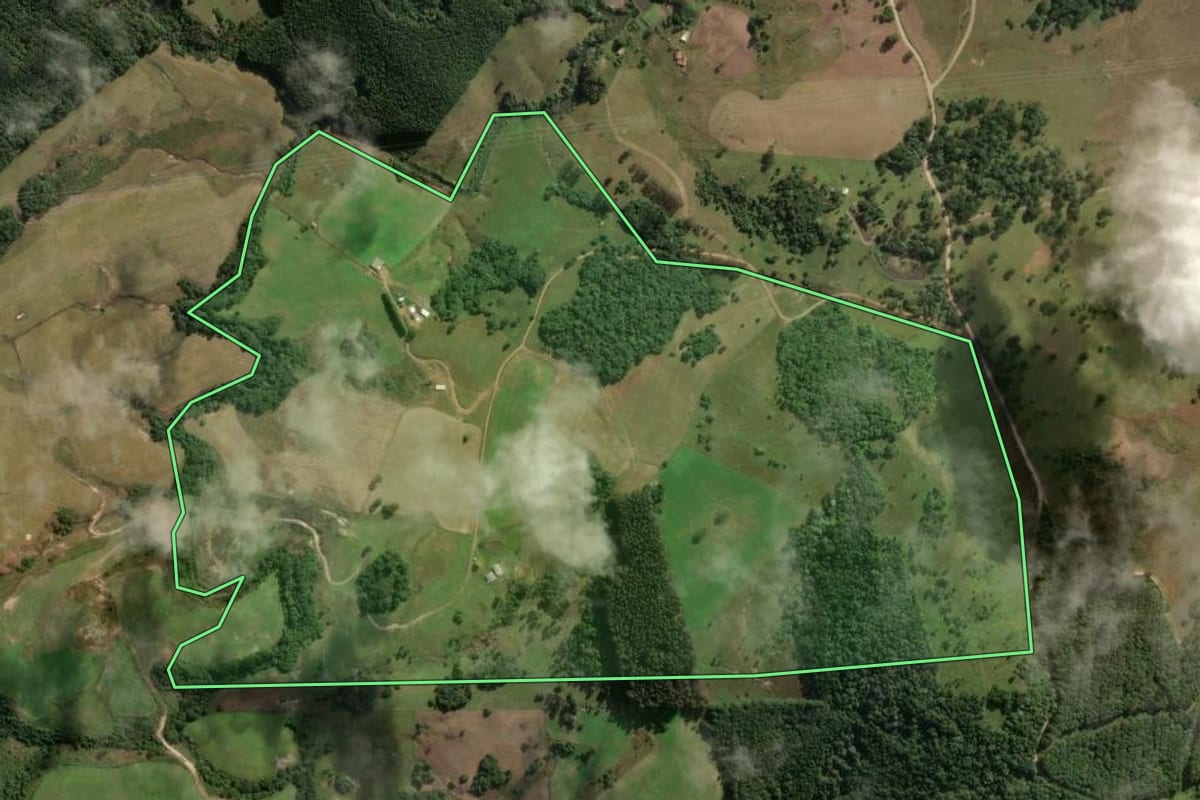 Imagem de satélite do imóvel rural em Correia Pinto (SC), com o contorno declarado no CAR desenhado por cima.
