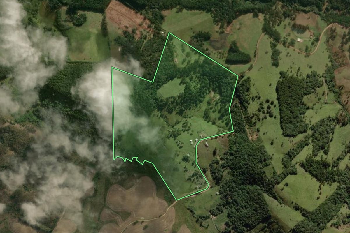 Imagem de satélite do imóvel rural em Correia Pinto (SC), com o contorno declarado no CAR desenhado por cima.