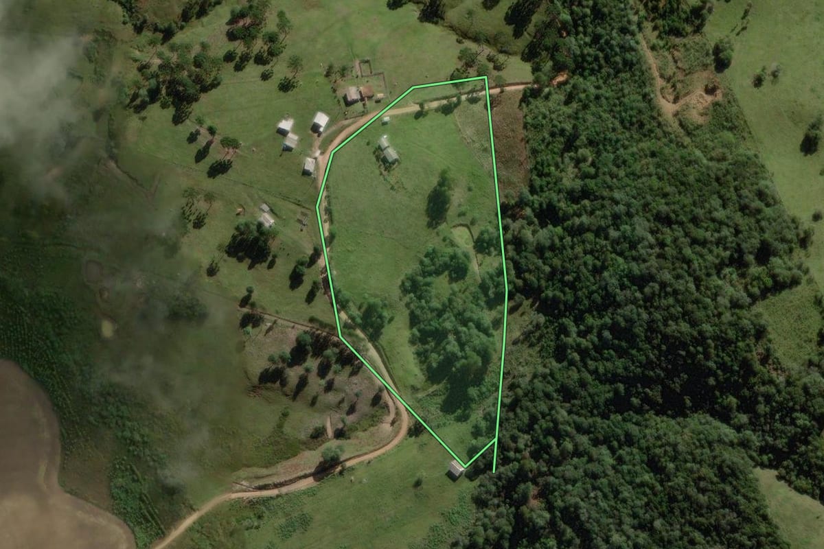 Imagem de satélite do imóvel rural em Correia Pinto (SC), com o contorno declarado no CAR desenhado por cima.