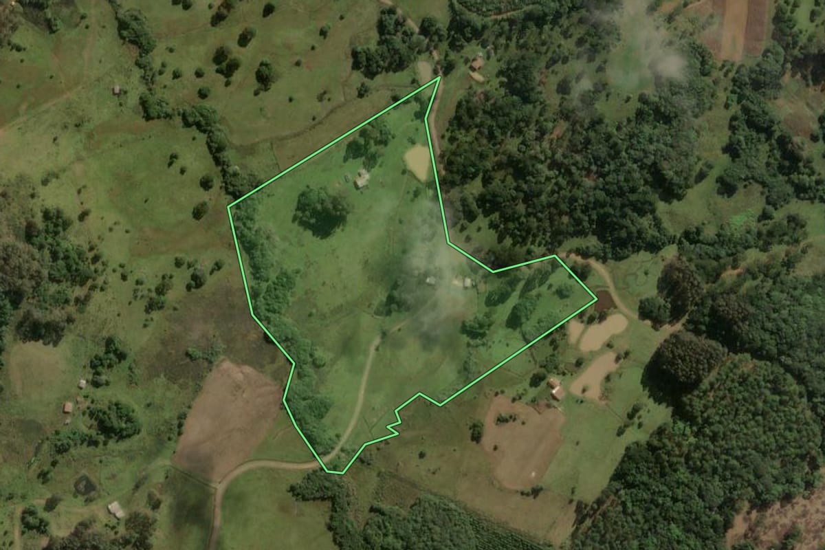 Imagem de satélite do imóvel rural em Correia Pinto (SC), com o contorno declarado no CAR desenhado por cima.