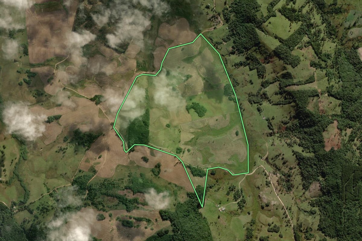 Imagem de satélite do imóvel rural em Correia Pinto (SC), com o contorno declarado no CAR desenhado por cima.
