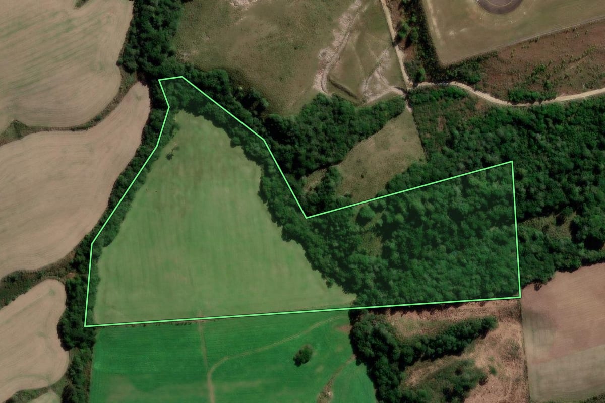 Imagem de satélite do imóvel rural em Correia Pinto (SC), com o contorno declarado no CAR desenhado por cima.