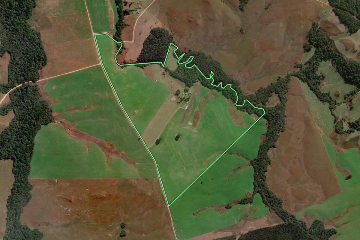 Imagem de satélite do imóvel rural em Correia Pinto (SC), com o contorno declarado no CAR desenhado por cima.