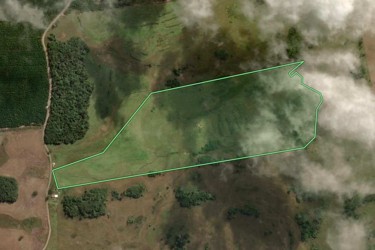Imagem de satélite do imóvel rural em Correia Pinto (SC), com o contorno declarado no CAR desenhado por cima.