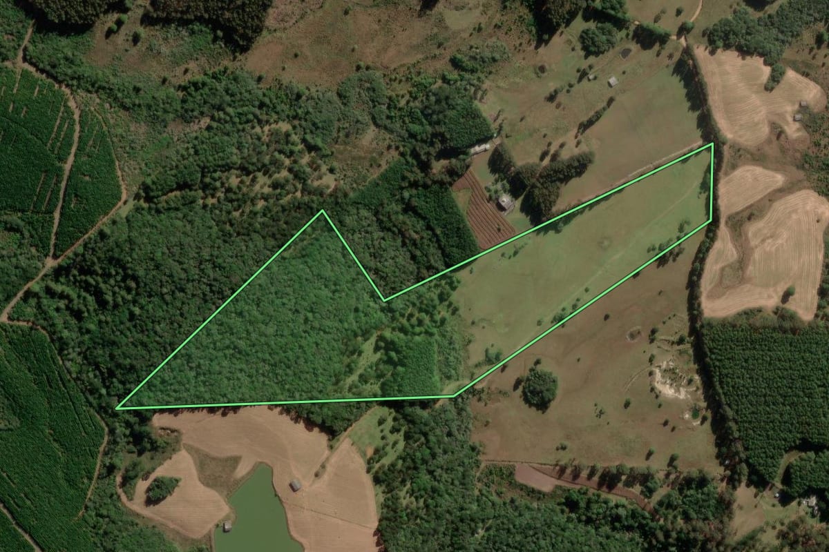 Imagem de satélite do imóvel rural em São José do Cerrito (SC), com o contorno declarado no CAR desenhado por cima.