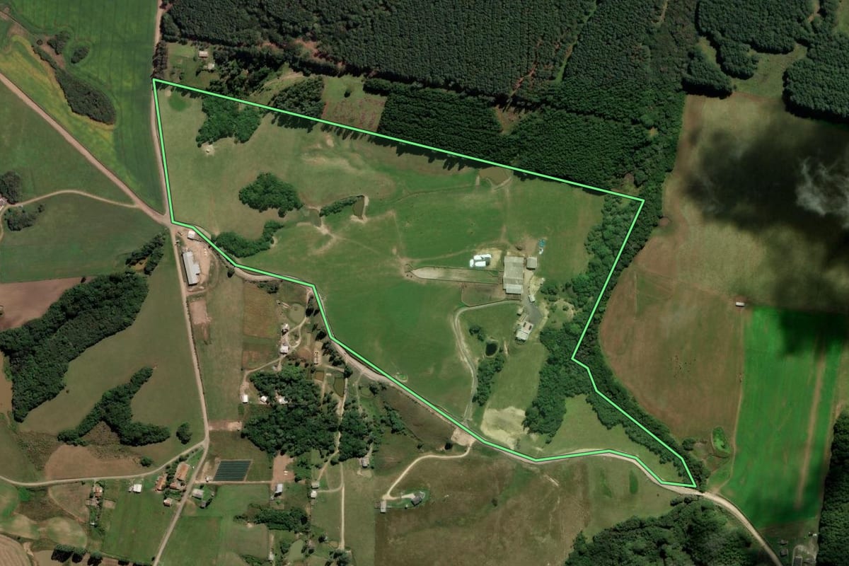 Imagem de satélite do imóvel rural em Correia Pinto (SC), com o contorno declarado no CAR desenhado por cima.