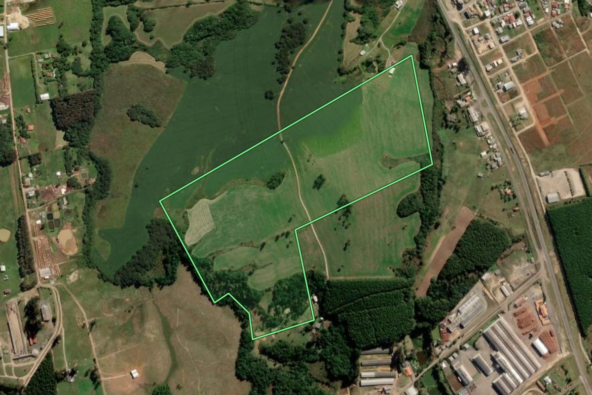 Imagem de satélite do imóvel rural em Correia Pinto (SC), com o contorno declarado no CAR desenhado por cima.