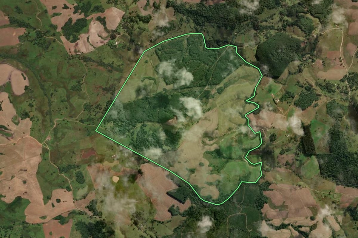 Imagem de satélite do imóvel rural em Correia Pinto (SC), com o contorno declarado no CAR desenhado por cima.