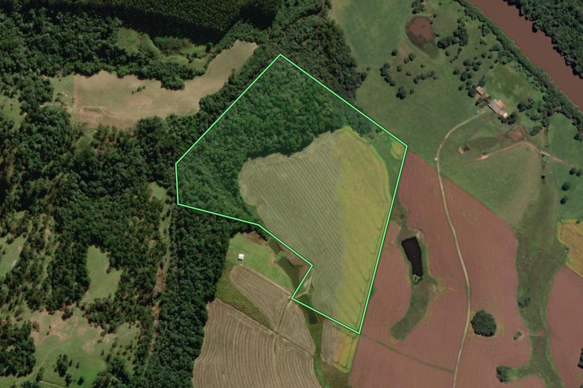 Imagem de satélite do imóvel rural em Correia Pinto (SC), com o contorno declarado no CAR desenhado por cima.