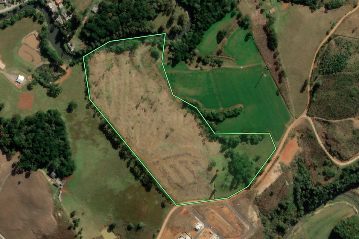 Imagem de satélite do imóvel rural em Correia Pinto (SC), com o contorno declarado no CAR desenhado por cima.