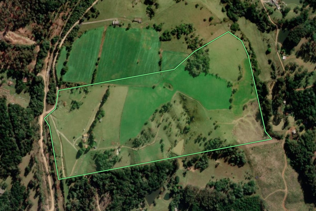 Imagem de satélite do imóvel rural em Correia Pinto (SC), com o contorno declarado no CAR desenhado por cima.