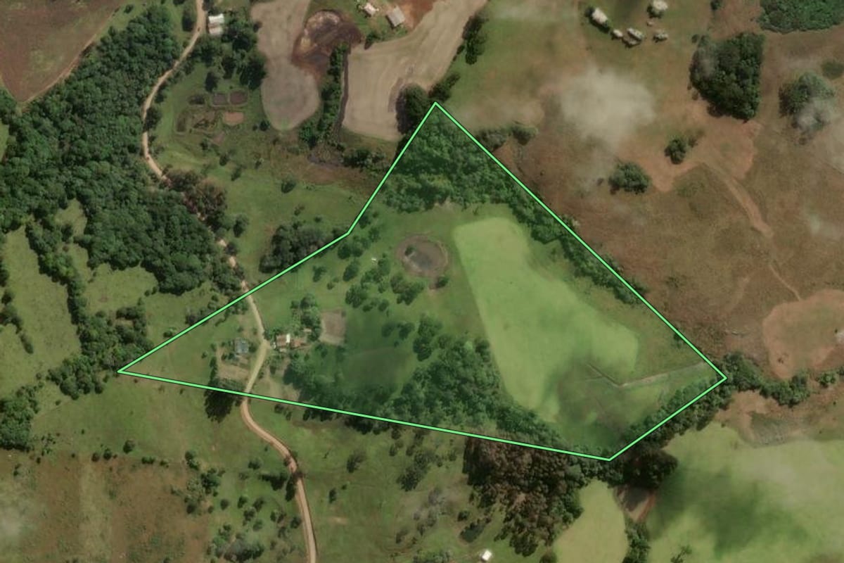 Imagem de satélite do imóvel rural em Correia Pinto (SC), com o contorno declarado no CAR desenhado por cima.