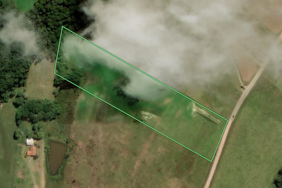 Imagem de satélite do imóvel rural em Correia Pinto (SC), com o contorno declarado no CAR desenhado por cima.