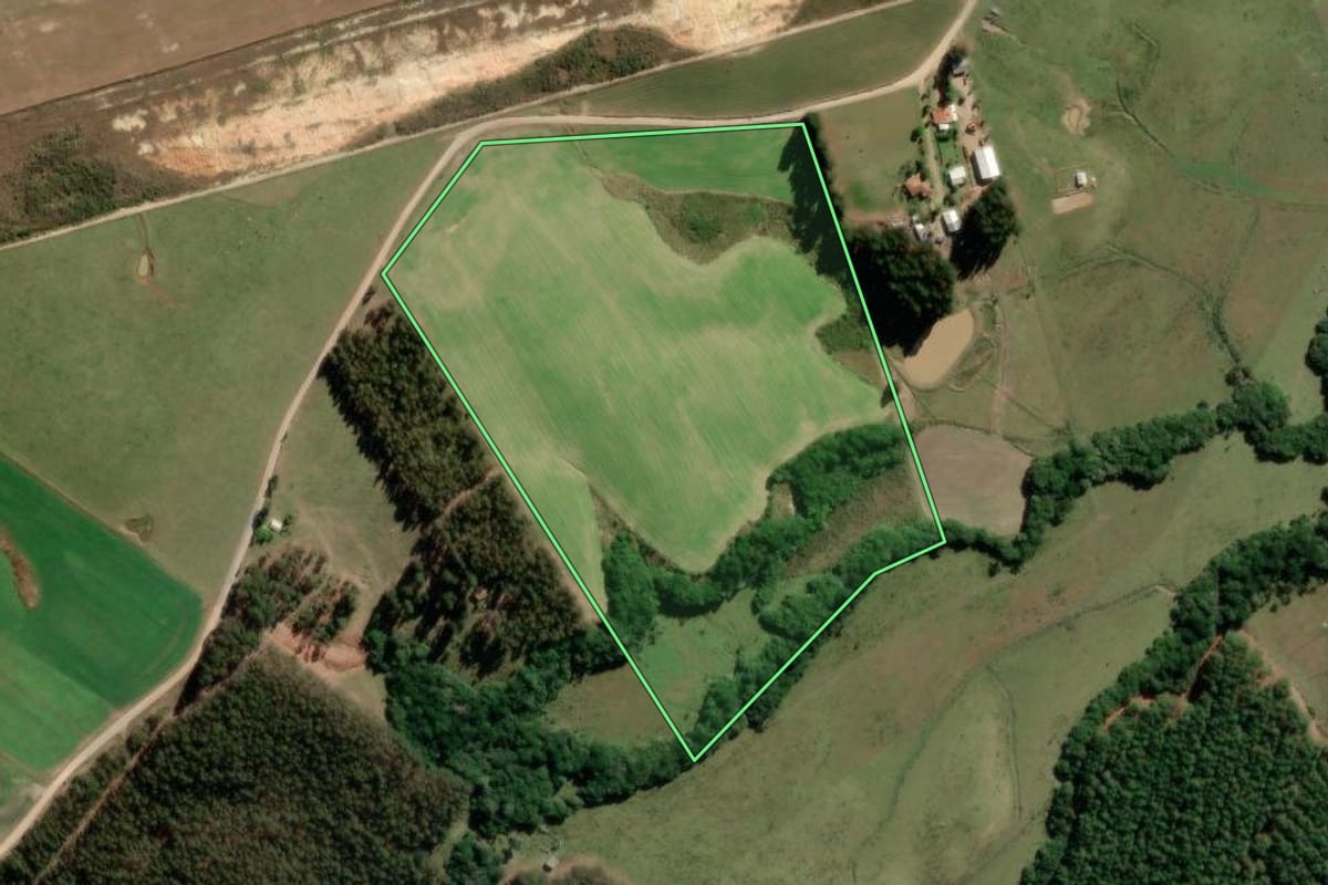Imagem de satélite do imóvel rural em Correia Pinto (SC), com o contorno declarado no CAR desenhado por cima.