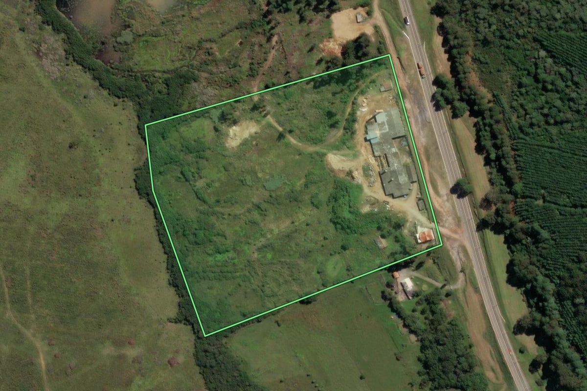 Imagem de satélite do imóvel rural em Correia Pinto (SC), com o contorno declarado no CAR desenhado por cima.