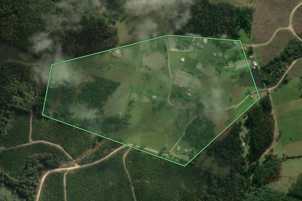 Imagem de satélite do imóvel rural em Correia Pinto (SC), com o contorno declarado no CAR desenhado por cima.