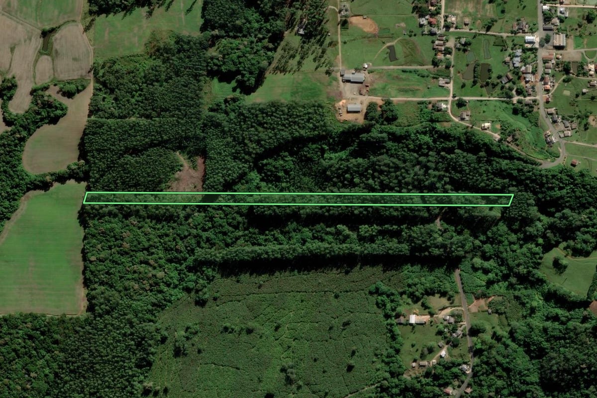 Imagem de satélite do imóvel rural em Criciúma (SC), com o contorno declarado no CAR desenhado por cima.