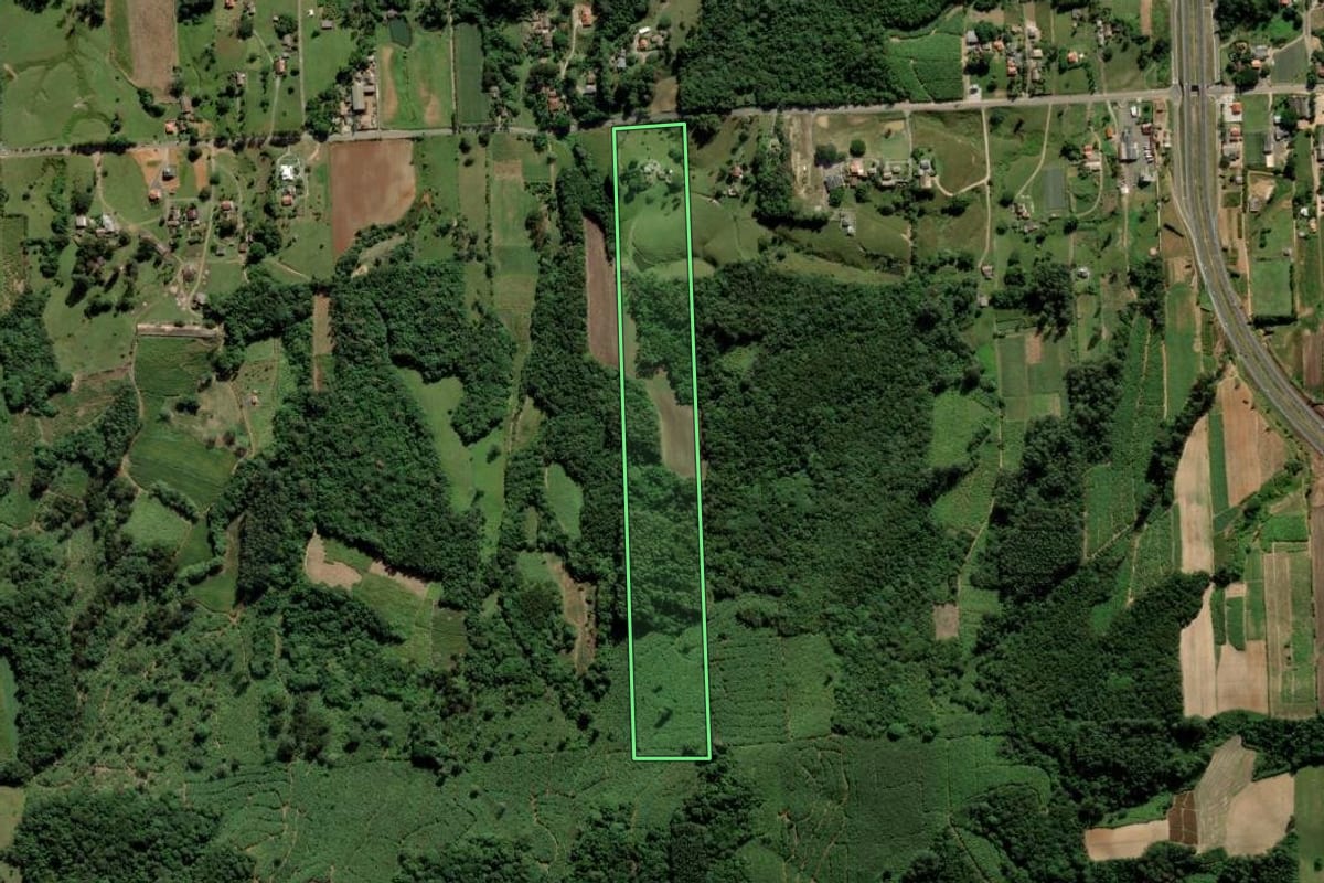 Imagem de satélite do imóvel rural em Criciúma (SC), com o contorno declarado no CAR desenhado por cima.
