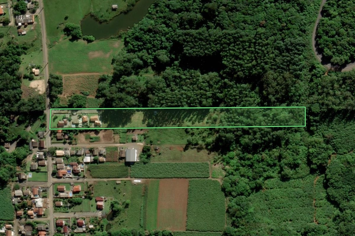 Imagem de satélite do imóvel rural em Criciúma (SC), com o contorno declarado no CAR desenhado por cima.