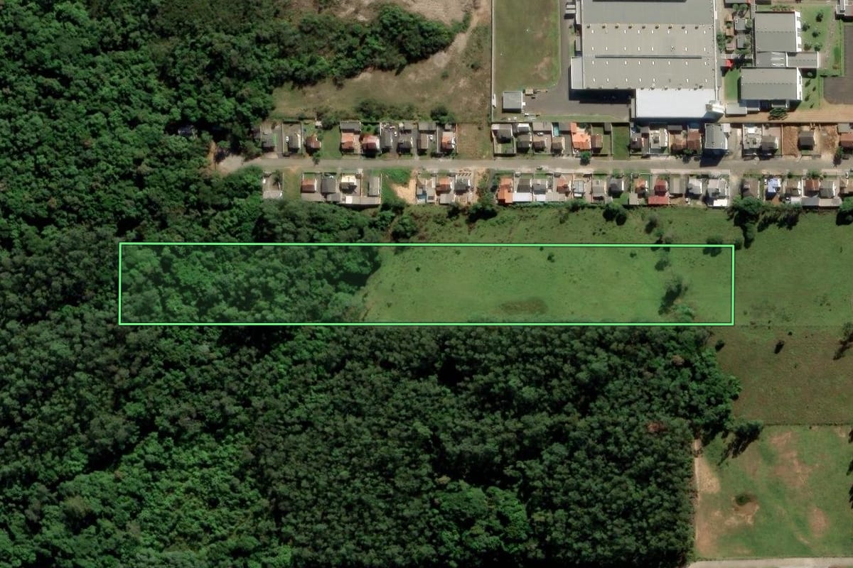 Imagem de satélite do imóvel rural em Criciúma (SC), com o contorno declarado no CAR desenhado por cima.