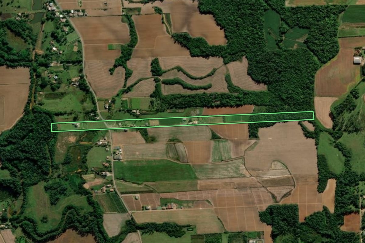 Imagem de satélite do imóvel rural em Criciúma (SC), com o contorno declarado no CAR desenhado por cima.