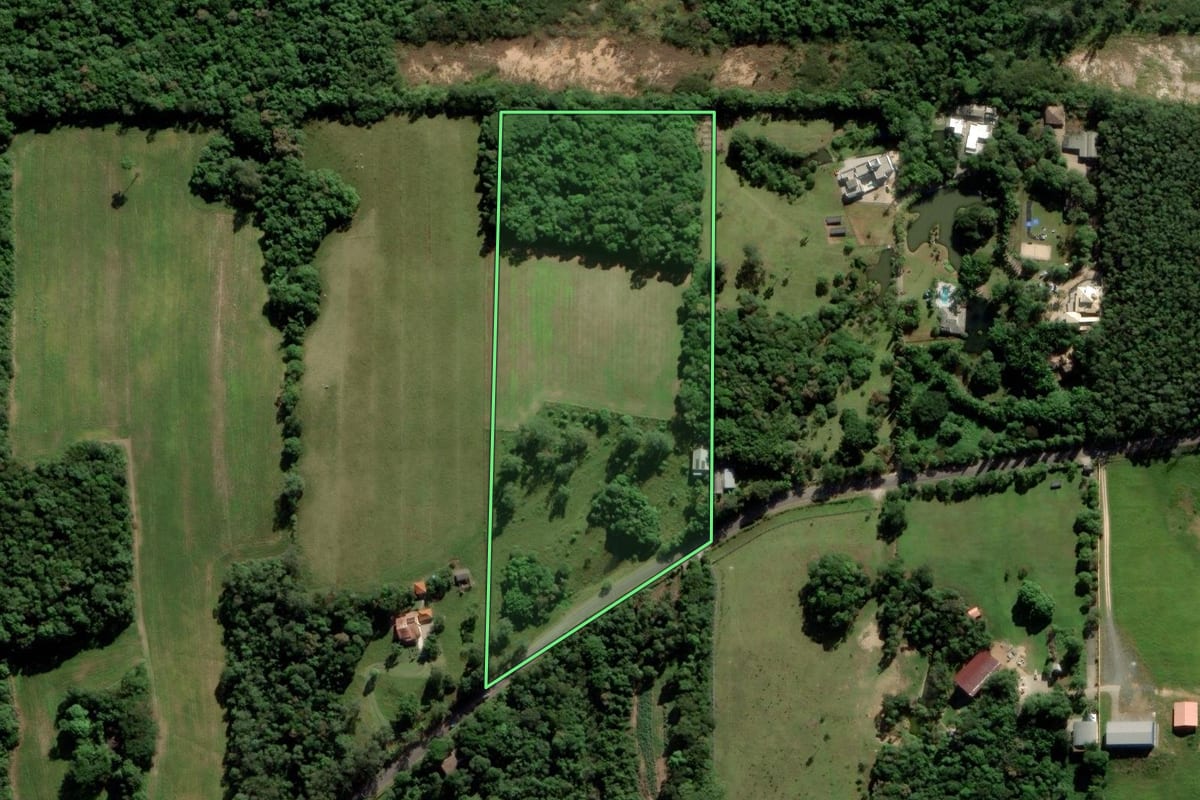 Imagem de satélite do imóvel rural em Criciúma (SC), com o contorno declarado no CAR desenhado por cima.