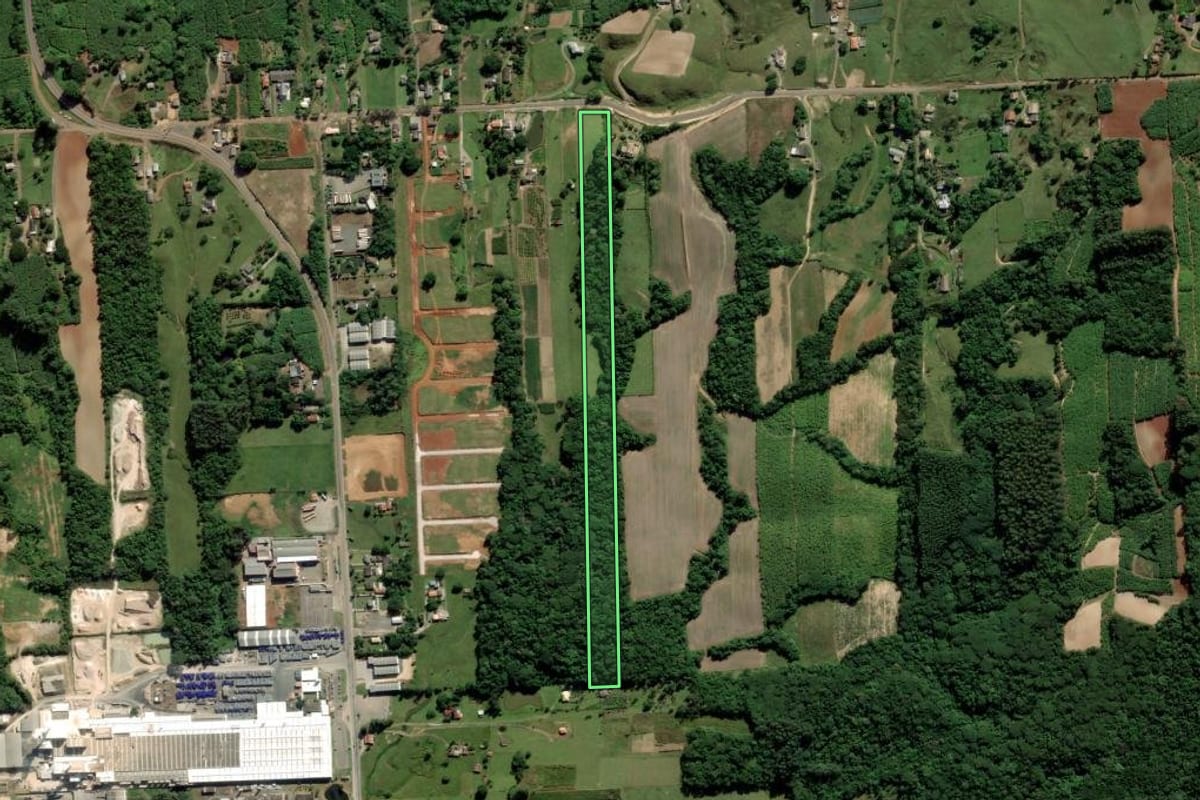 Imagem de satélite do imóvel rural em Criciúma (SC), com o contorno declarado no CAR desenhado por cima.