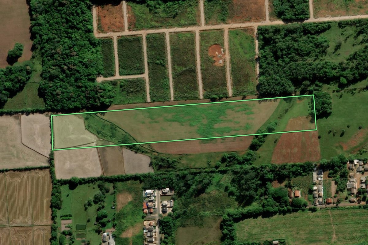 Imagem de satélite do imóvel rural em Criciúma (SC), com o contorno declarado no CAR desenhado por cima.