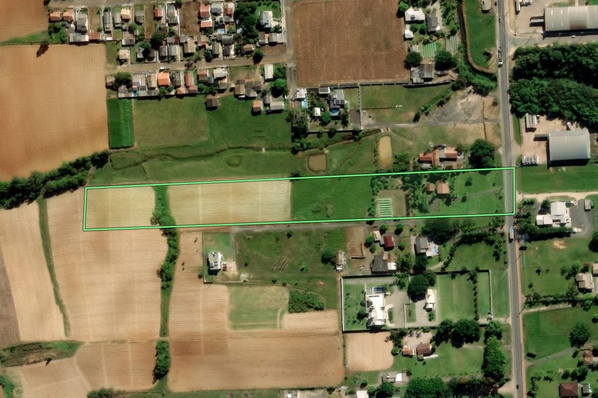 Imagem de satélite do imóvel rural em Criciúma (SC), com o contorno declarado no CAR desenhado por cima.