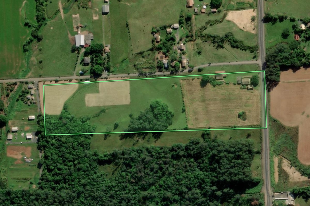 Imagem de satélite do imóvel rural em Criciúma (SC), com o contorno declarado no CAR desenhado por cima.
