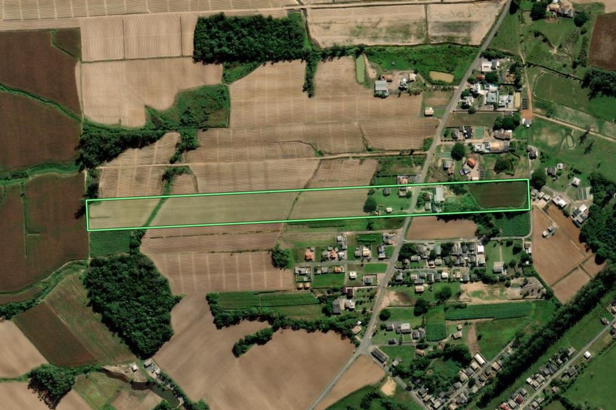 Imagem de satélite do imóvel rural em Criciúma (SC), com o contorno declarado no CAR desenhado por cima.