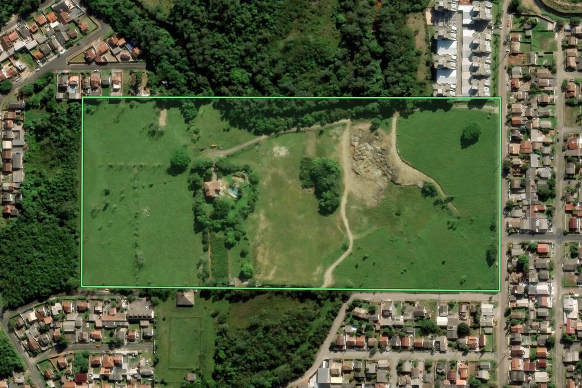 Imagem de satélite do imóvel rural em Criciúma (SC), com o contorno declarado no CAR desenhado por cima.