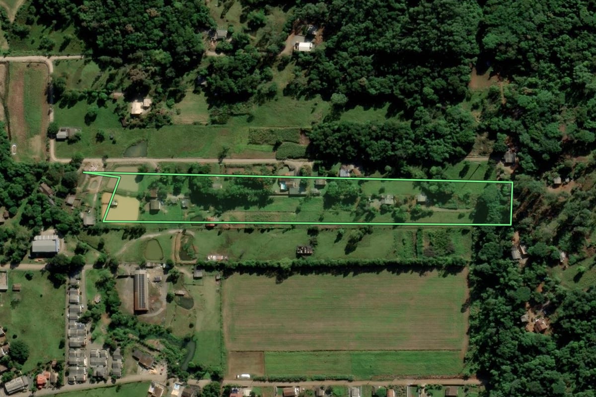 Imagem de satélite do imóvel rural em Criciúma (SC), com o contorno declarado no CAR desenhado por cima.