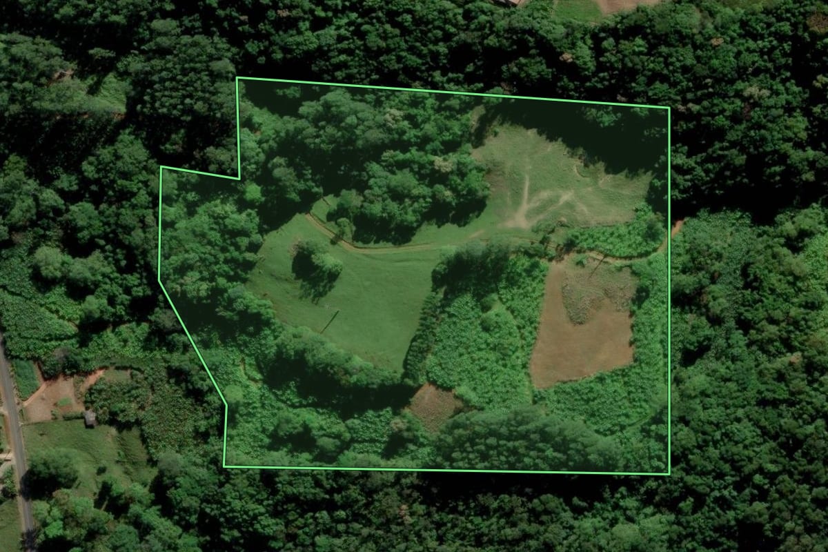 Imagem de satélite do imóvel rural em Criciúma (SC), com o contorno declarado no CAR desenhado por cima.