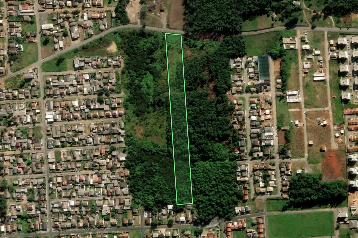 Imagem de satélite do imóvel rural em Criciúma (SC), com o contorno declarado no CAR desenhado por cima.