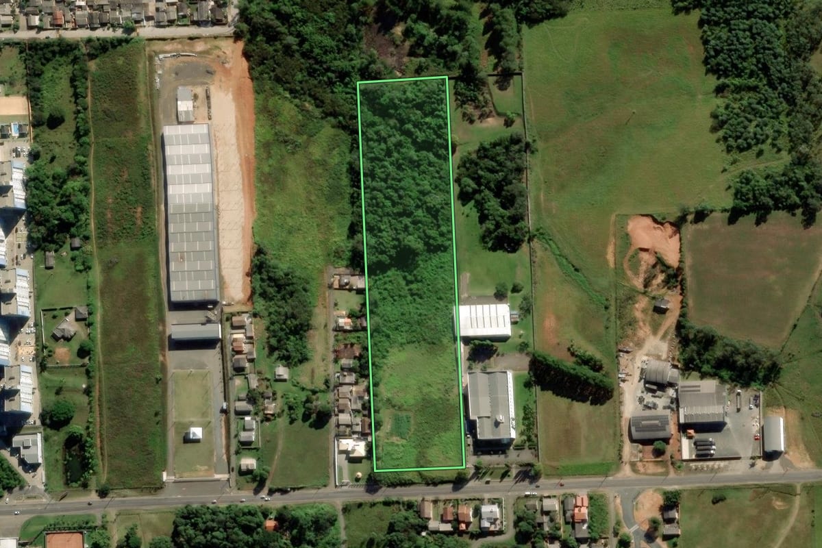 Imagem de satélite do imóvel rural em Criciúma (SC), com o contorno declarado no CAR desenhado por cima.