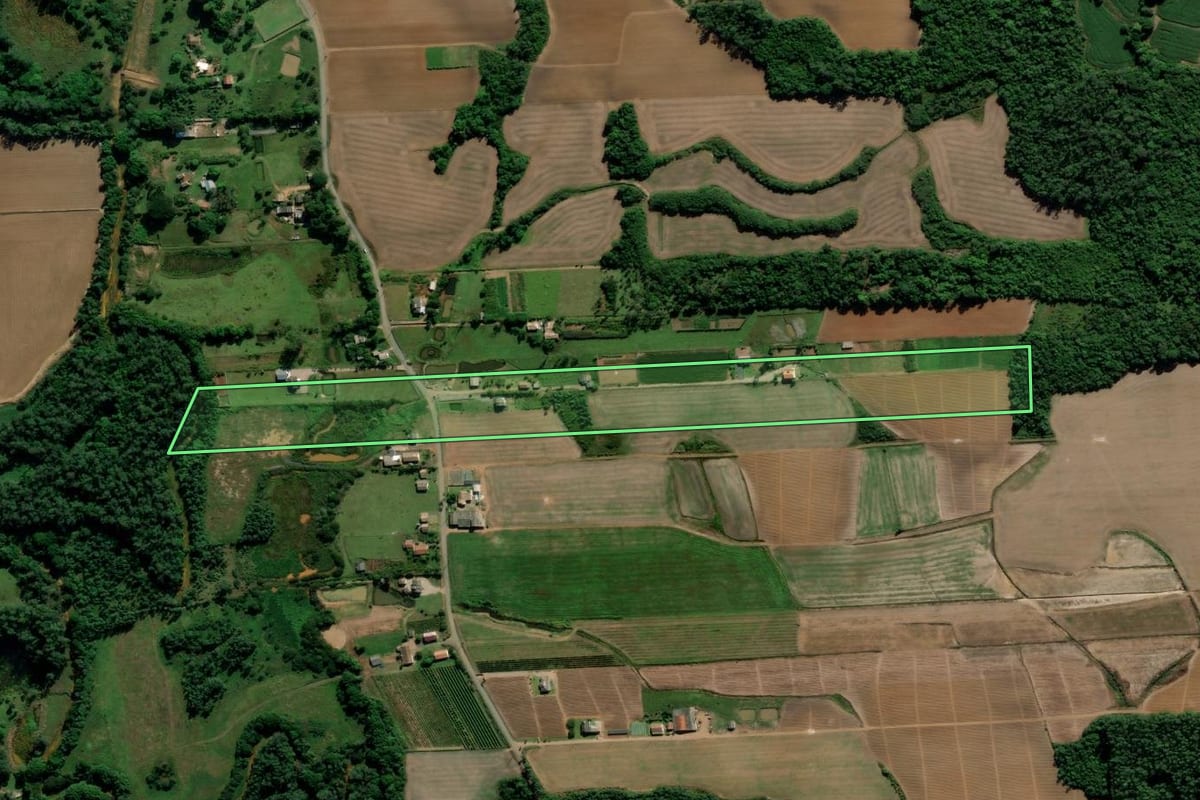 Imagem de satélite do imóvel rural em Criciúma (SC), com o contorno declarado no CAR desenhado por cima.