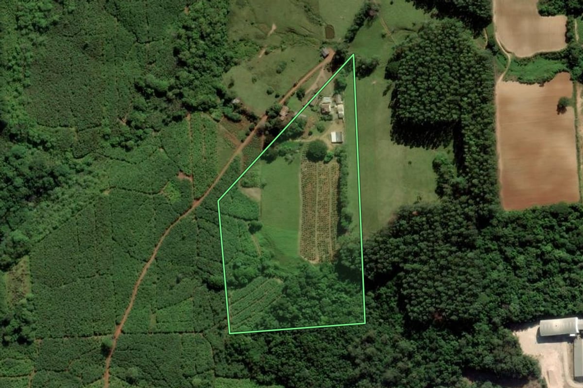 Imagem de satélite do imóvel rural em Criciúma (SC), com o contorno declarado no CAR desenhado por cima.