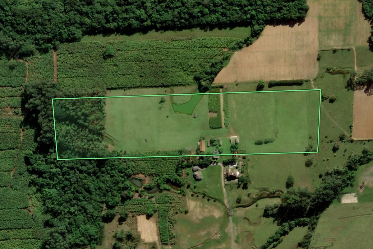 Imagem de satélite do imóvel rural em Criciúma (SC), com o contorno declarado no CAR desenhado por cima.