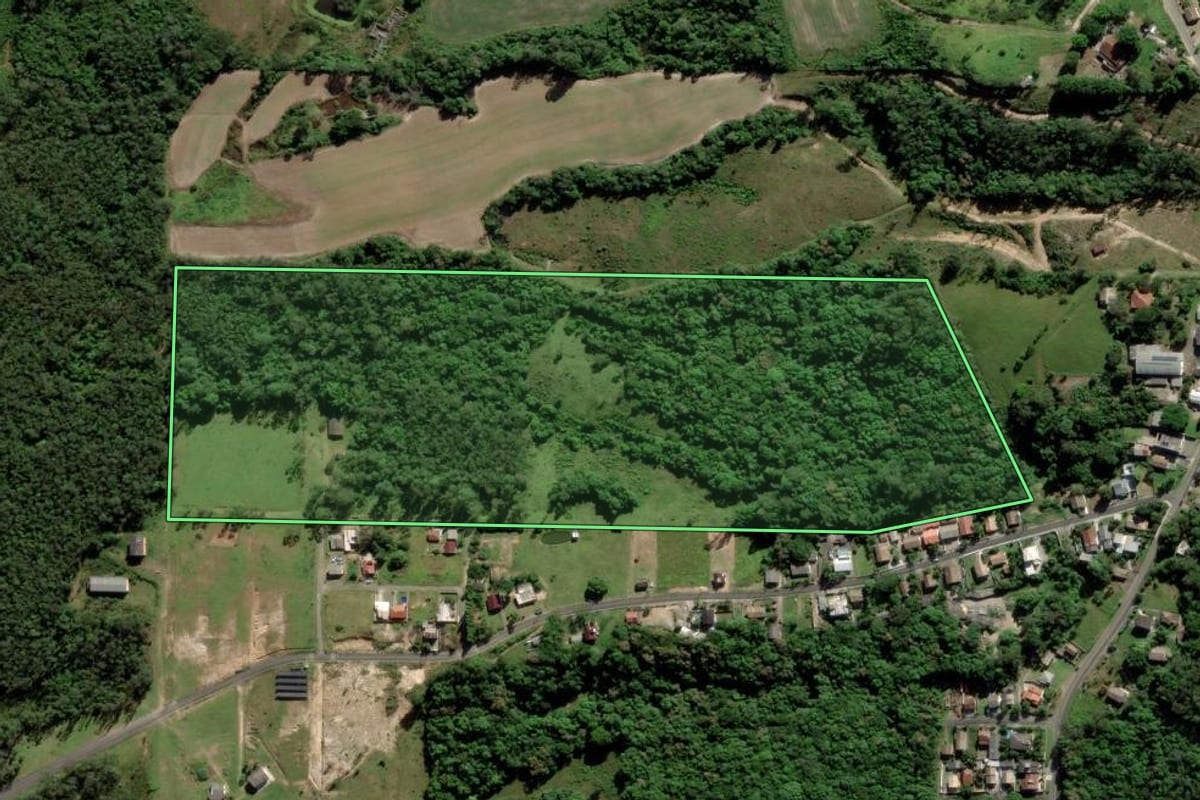 Imagem de satélite do imóvel rural em Criciúma (SC), com o contorno declarado no CAR desenhado por cima.