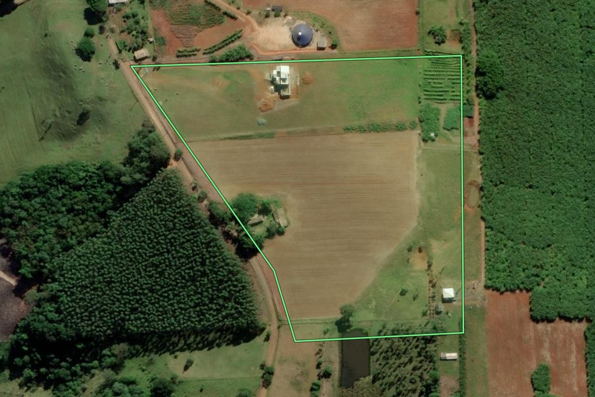 Imagem de satélite do imóvel rural em Criciúma (SC), com o contorno declarado no CAR desenhado por cima.