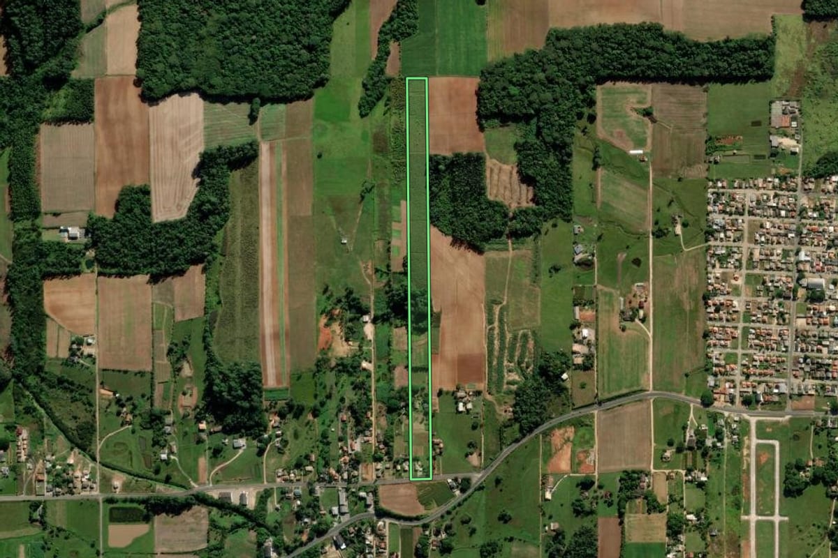 Imagem de satélite do imóvel rural em Criciúma (SC), com o contorno declarado no CAR desenhado por cima.