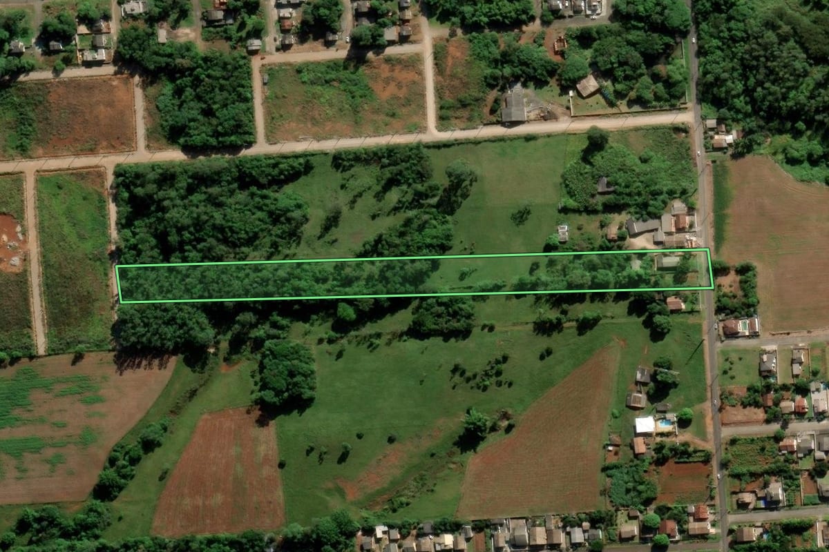 Imagem de satélite do imóvel rural em Criciúma (SC), com o contorno declarado no CAR desenhado por cima.