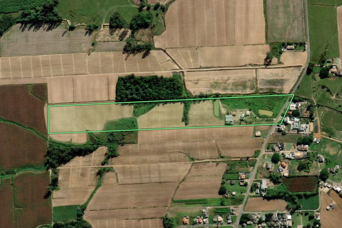 Imagem de satélite do imóvel rural em Criciúma (SC), com o contorno declarado no CAR desenhado por cima.