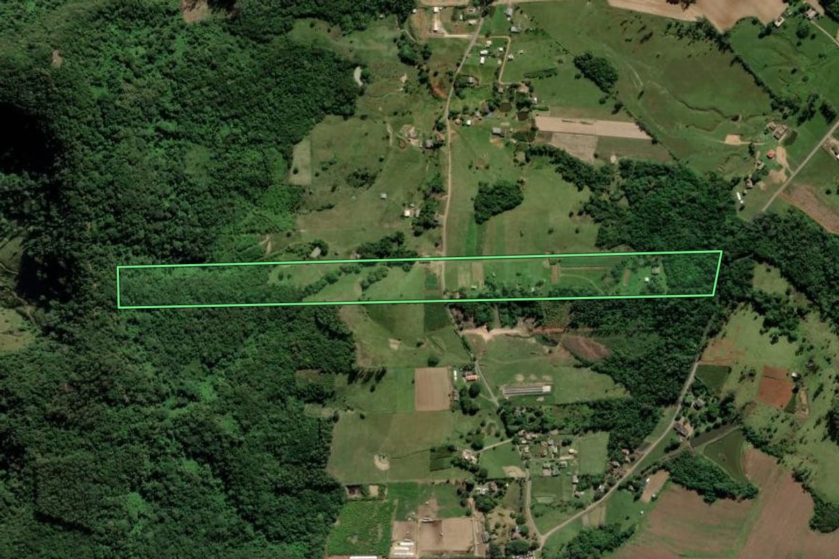 Imagem de satélite do imóvel rural em Criciúma (SC), com o contorno declarado no CAR desenhado por cima.