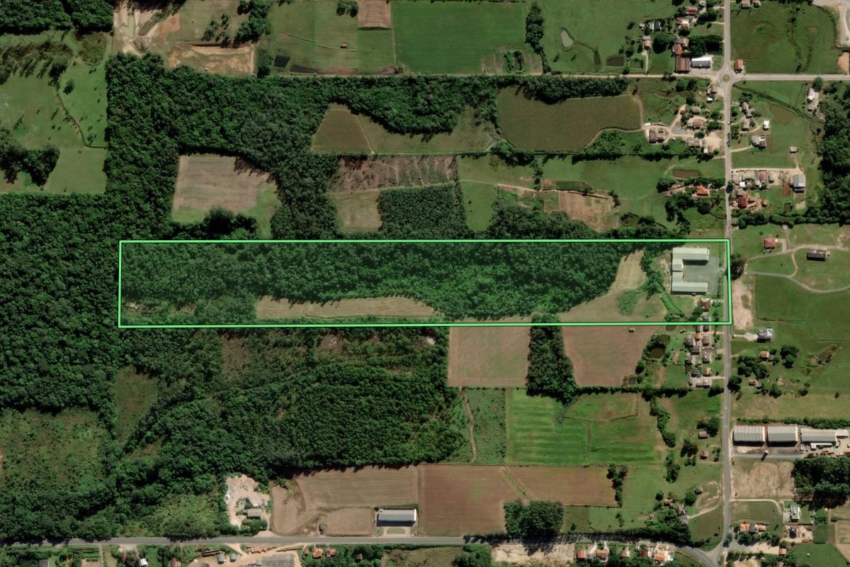 Imagem de satélite do imóvel rural em Criciúma (SC), com o contorno declarado no CAR desenhado por cima.