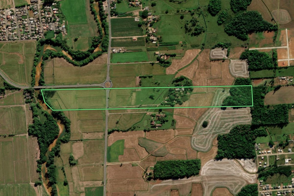 Imagem de satélite do imóvel rural em Criciúma (SC), com o contorno declarado no CAR desenhado por cima.
