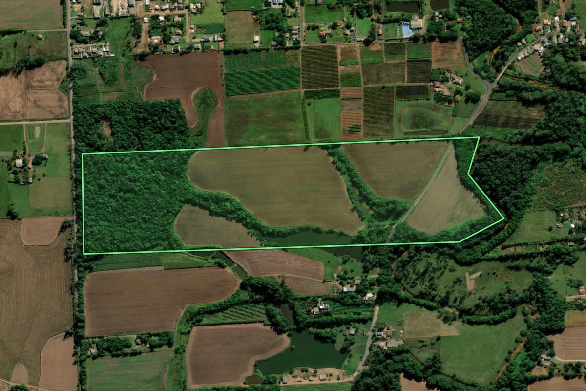 Imagem de satélite do imóvel rural em Criciúma (SC), com o contorno declarado no CAR desenhado por cima.